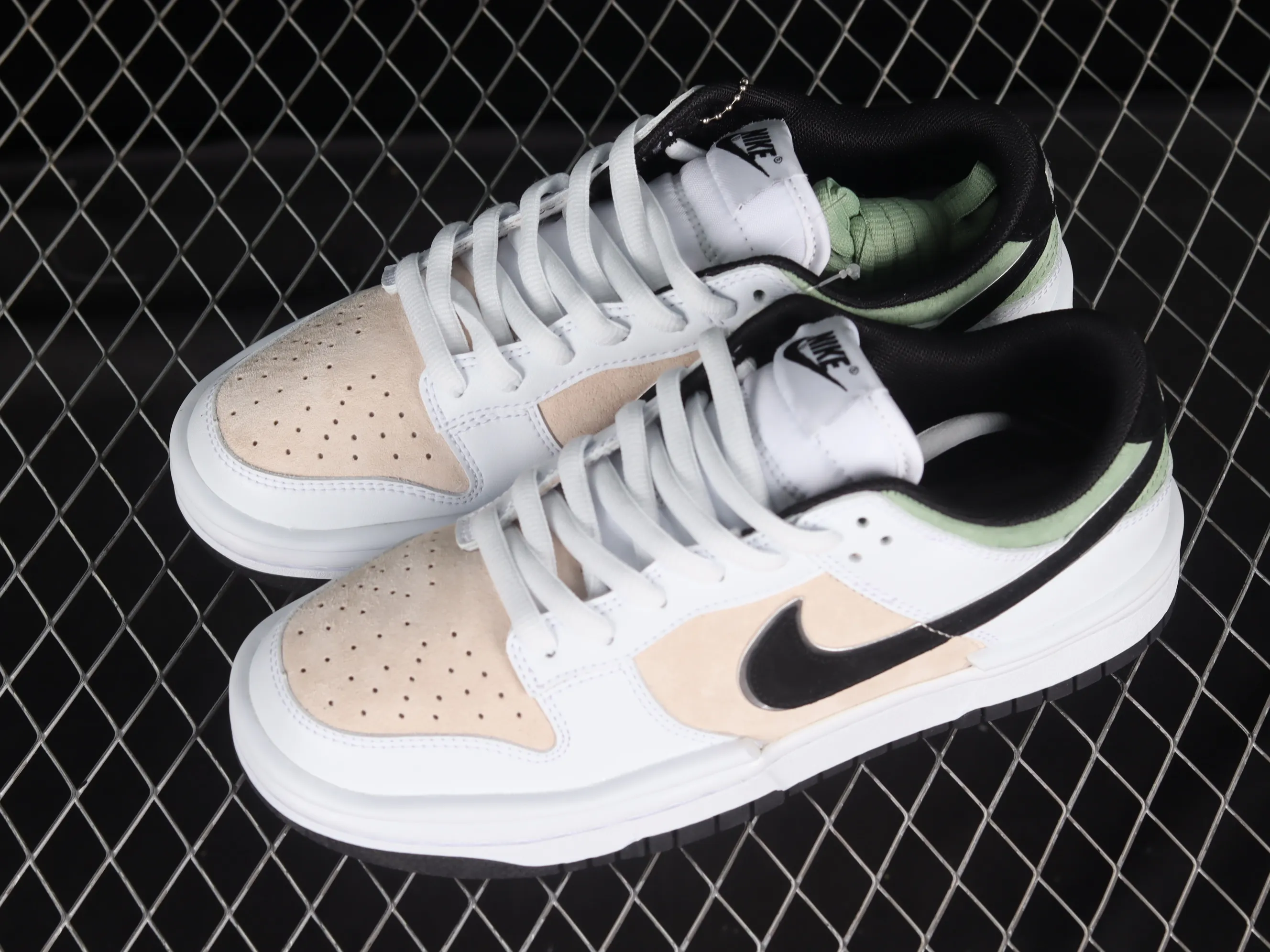 All Categories Nk SB Dunk Series Nk SB Dunk Low Low-top sneakers Otomo Katsuhiro x Nk SB Dunk Low "Steamboy OST" Otomo Katsuhiro co-branded SB low-top sports and leisure sneakers DZ2794-888